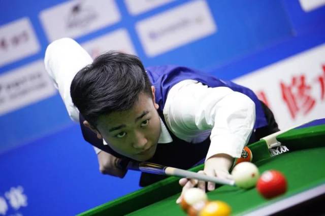 边冷静地指 边冷静地指